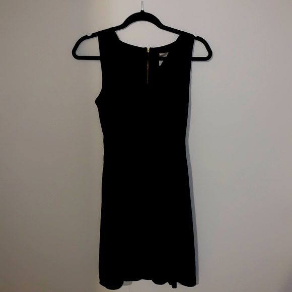 Black V-neck small dress with a bow that can cross in the front or back - Picture 1 of 5